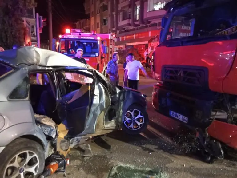 Samsunda kamyon, otomobile çarptı: 3 yaralı