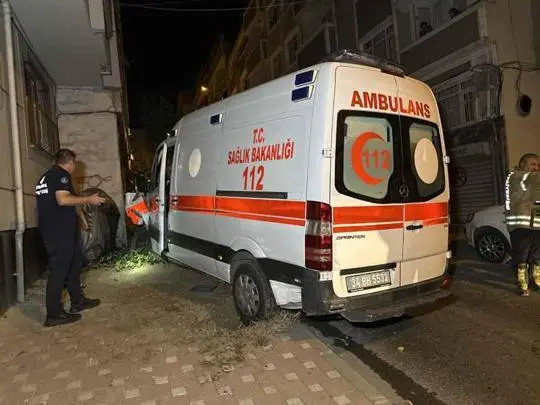 Bayrampaşa’da hasta taşıyan ambulans ile otomobil çarpıştı: 3 yaralı