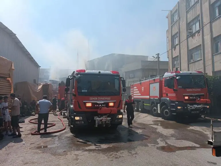 İzmirde sünger deposunda yangın