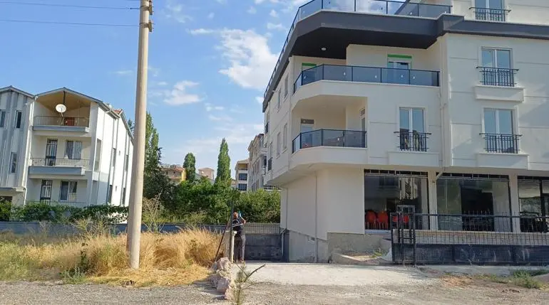 Cam silerken 3üncü kattan düşüp ağır yaralandı