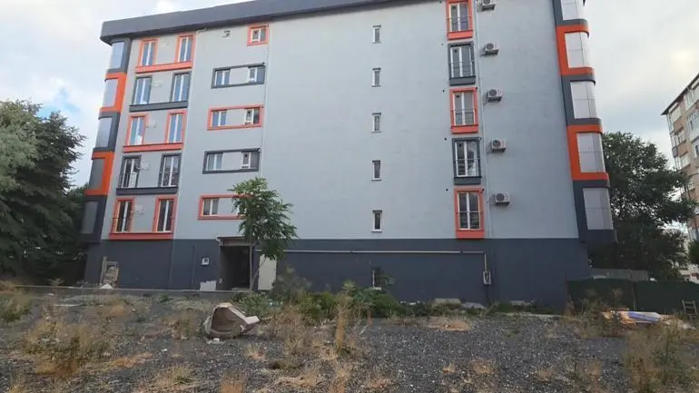 Bahçelievlerde hırsızlık için girdikleri binanın asansör boşluğunda ceset buldular
