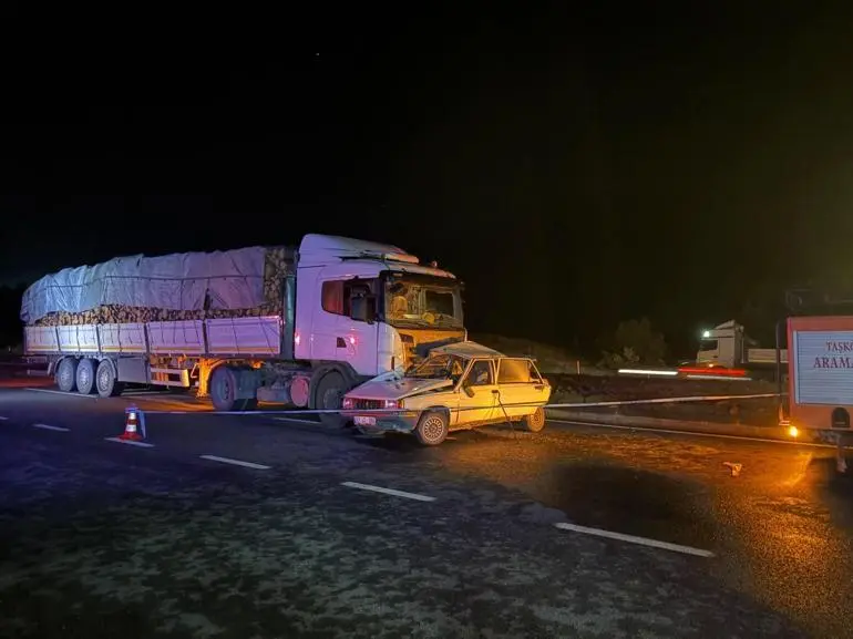 Kastamonuda TIR ile otomobil çarpıştı: 2 ölü