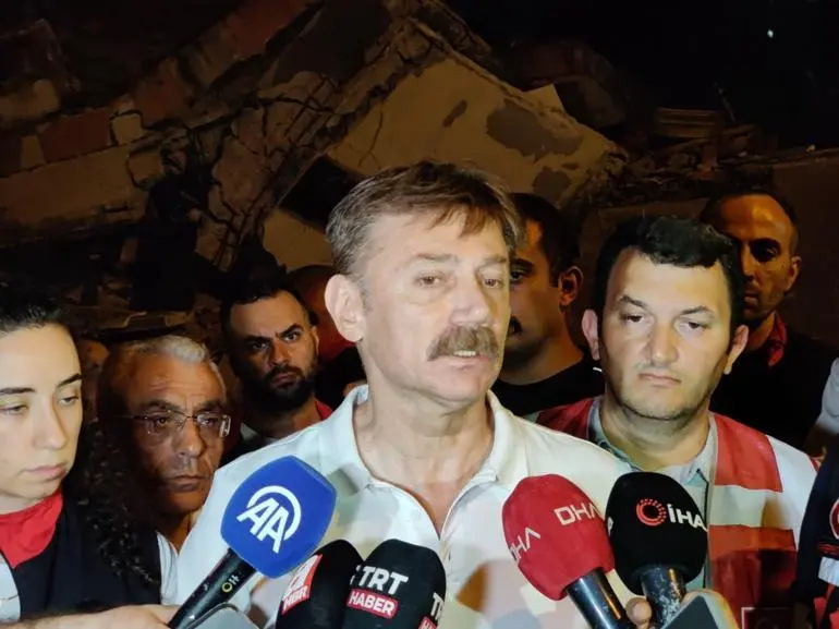 Bahçelievlerde tahliye edilen 4 katlı bina çöktü