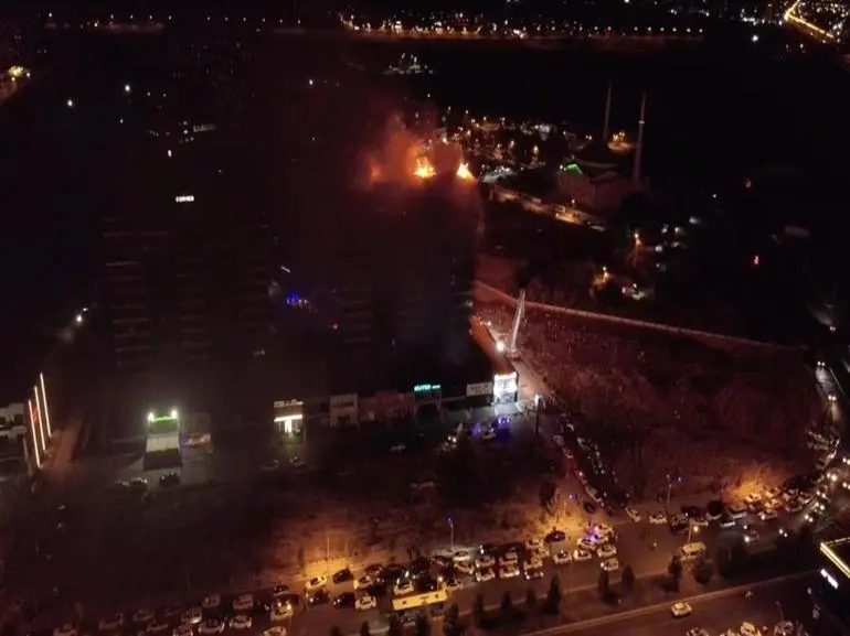 Diyarbakır’da plazada yangın; 5 kişi dumandan etkilendi