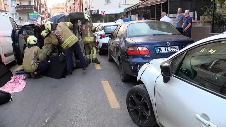 Ümraniye’de park halindeki araçlara çarparak devrilen otomobilin sürücüsü yaralandı
