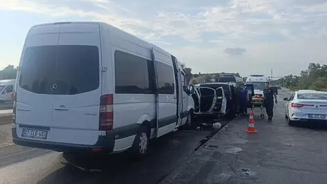Manavgat’ta 6 araç zincirleme kazaya karıştı; 17 yaralı