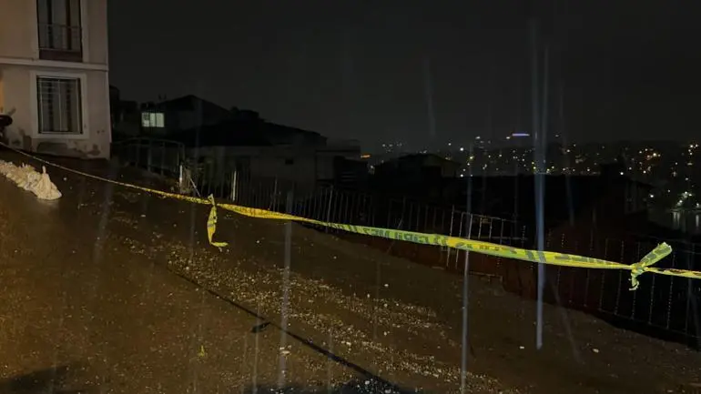 Eyüpsultanda yağış sonrası toprak kayması; binadaki 25 kişi tahliye edildi
