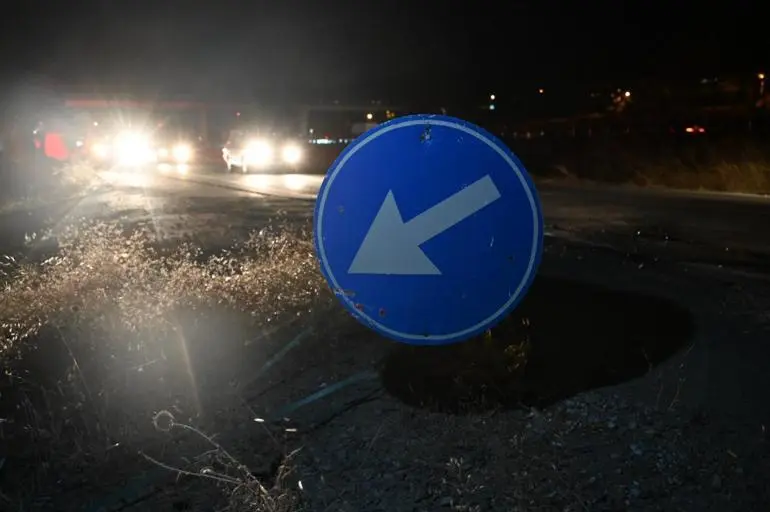 Kırıkkale’de motosiklet trafik levhasına çarptı: 2 yaralı