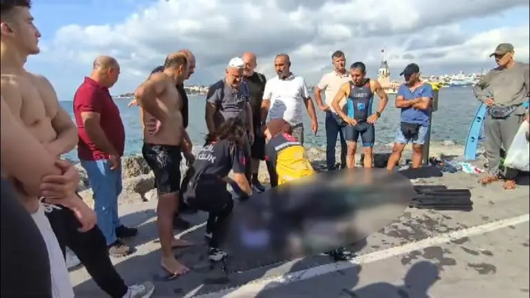 Üsküdarda zıpkınla balık avlayan kişi boğulma tehlikesi geçirdi