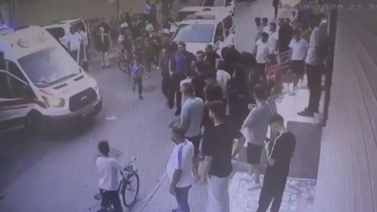 Küçükçekmecede 1i çocuk 2 kişinin yaralandığı silahlı kavga kamerada