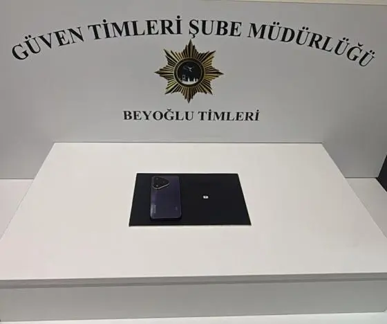 Beyoğlu’nda bankta unutulan cep telefonunu çalan şüpheli kamerada