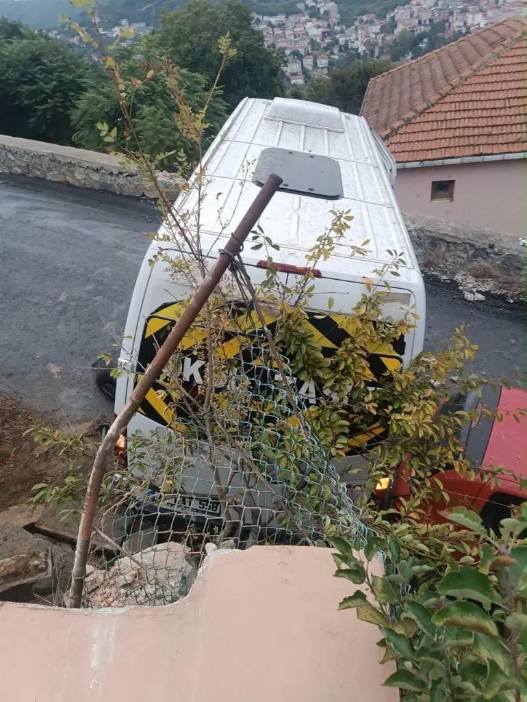 Sarıyerde duvara çarpan okul servisinin şoförü yaralandı