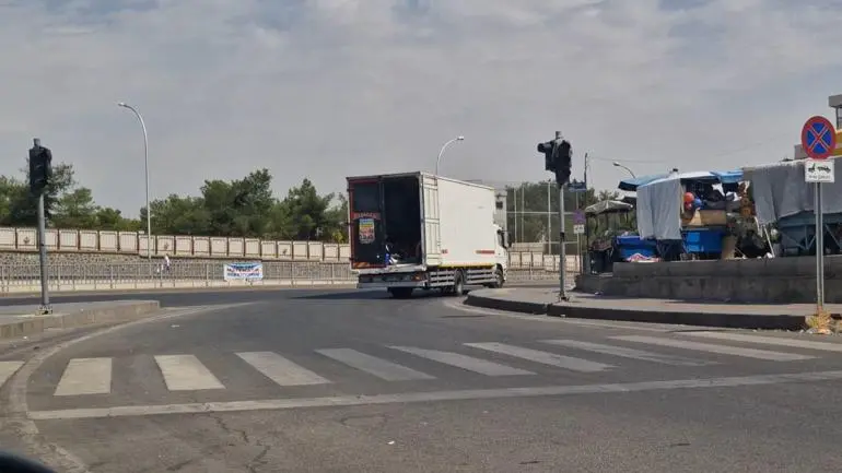 Diyarbakırda nakliye aracının kasasında tehlikeli yolculuk