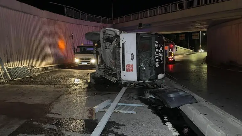 Avcılar’da asfalt kamyonu virajı alamayarak alt geçit yoluna düştü: 1 yaralı