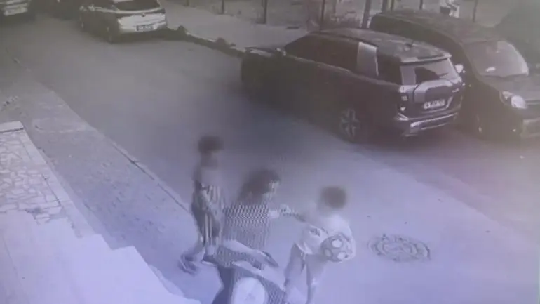 Küçükçekmecede 1i çocuk 2 kişinin yaralandığı silahlı kavga kamerada