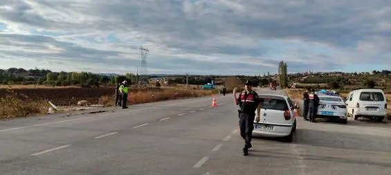 Balıkesirde işçi servis minibüsü şarampole yuvarlandı; 13 yaralı