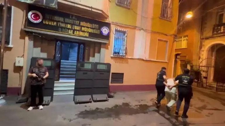 Beyoğlu’nda bankta unutulan cep telefonunu çalan şüpheli kamerada