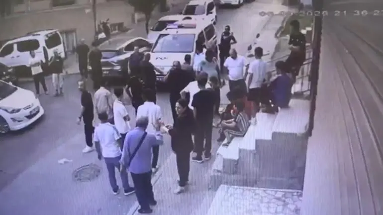 Küçükçekmecede 1i çocuk 2 kişinin yaralandığı silahlı kavga kamerada