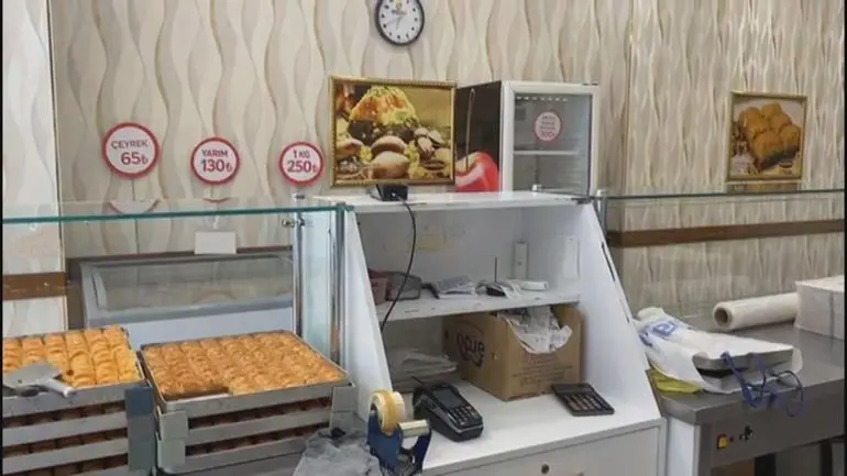 Esenler’de tatlıcı dükkanından sadaka kutusunu çalan şüpheli kamerada