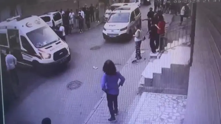 Küçükçekmecede 1i çocuk 2 kişinin yaralandığı silahlı kavga kamerada
