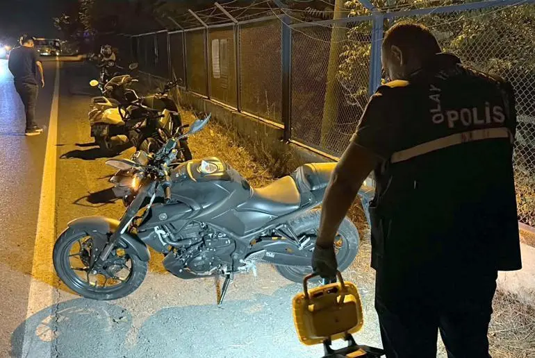 Devrilen motosikletten midibüsün altına savrulan sürücü hayatını kaybetti