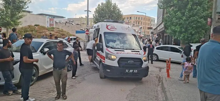 Darbedilen kadını kurtarmak isterken bıçaklandı; o anlar kamerada