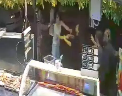 Kavgada 3 çocuk annesinin kolu ve bacağı kırıldı