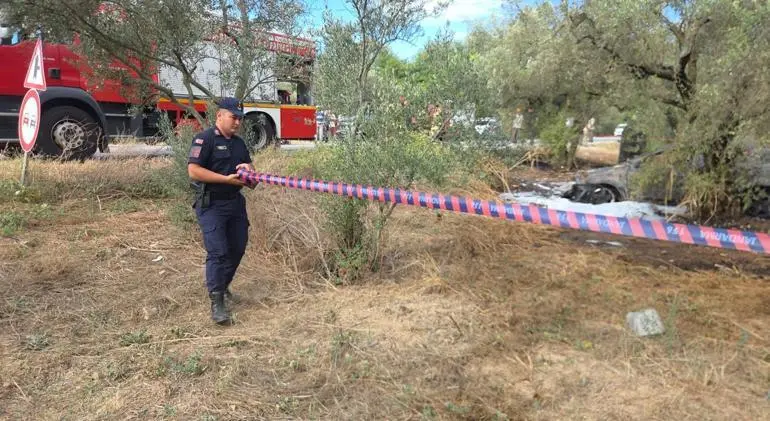 Zeytin ağacına çarpan otomobil yandı; 1 ölü, 1’i çocuk 5 yaralı