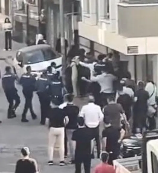 Sultangazi’de düğün öncesi gelin almada kavga; polis biber gazıyla müdahale etti