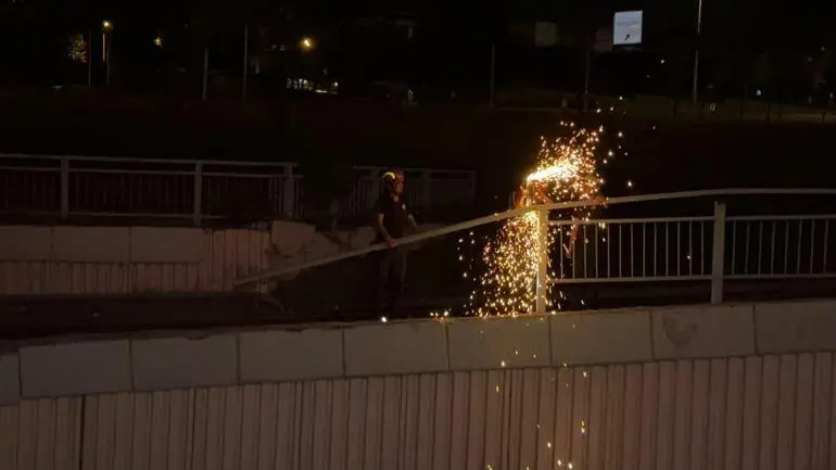 Avcılar’da asfalt kamyonu virajı alamayarak alt geçit yoluna düştü: 1 yaralı