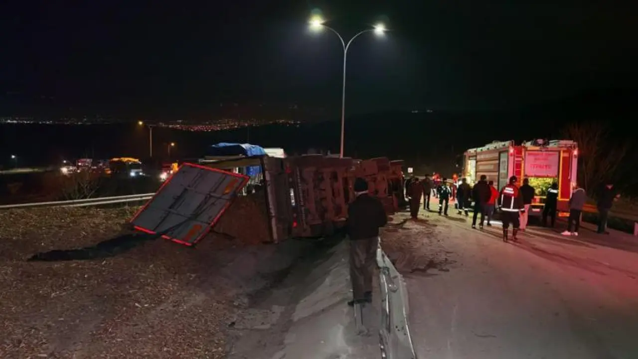 Bursada talaş yüklü TIR devrildi: 1 ölü