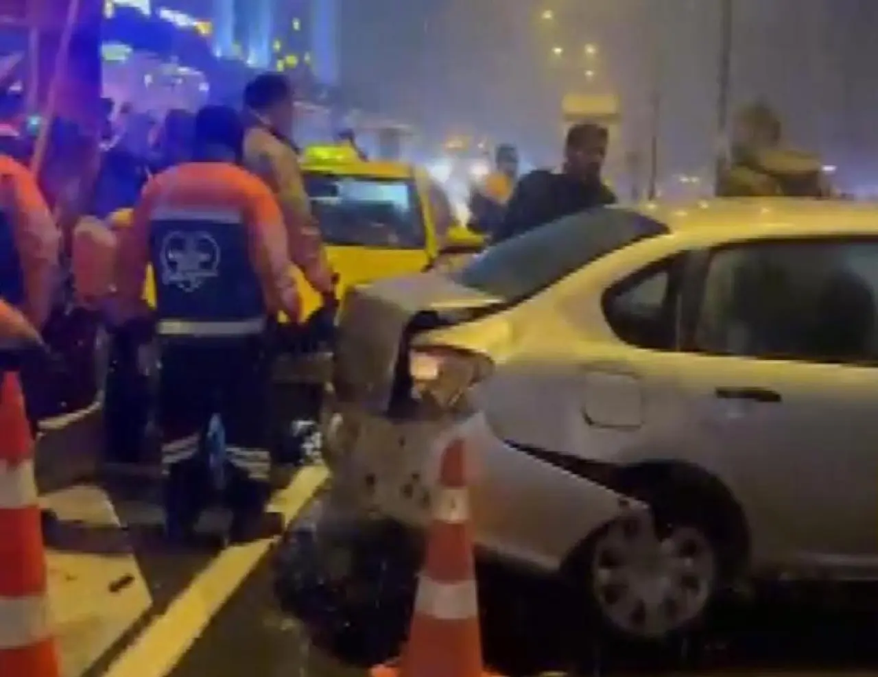 Beylikdüzünde iki otomobil çarpıştı: 2 yaralı