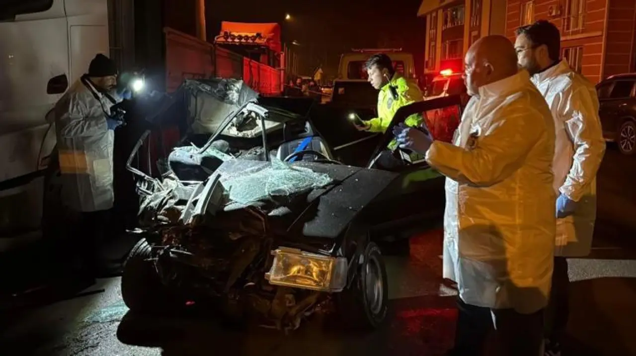 Otomobil, park halindeki TIRa çarptı: 1’i ağır, 2 yaralı