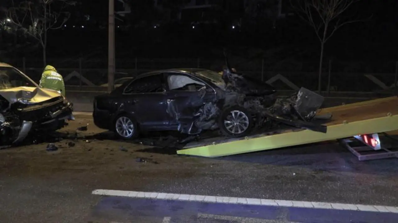 Kadıköyde hafriyat kamyonuna çarpan otomobilin sürücüsü ağır yaralandı