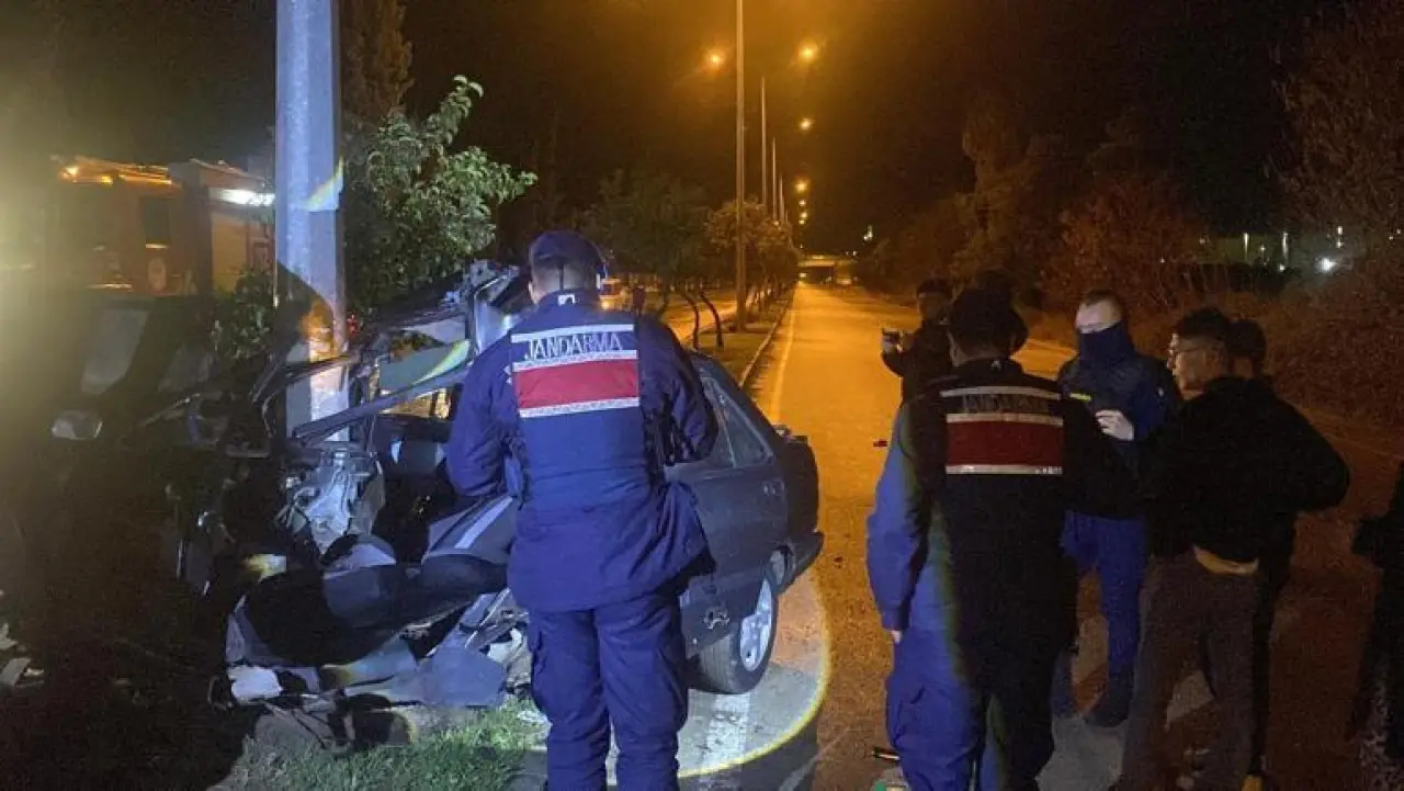 Kazada ikiye bölünen otomobilden mucize kurtuluş: 2 yaralı