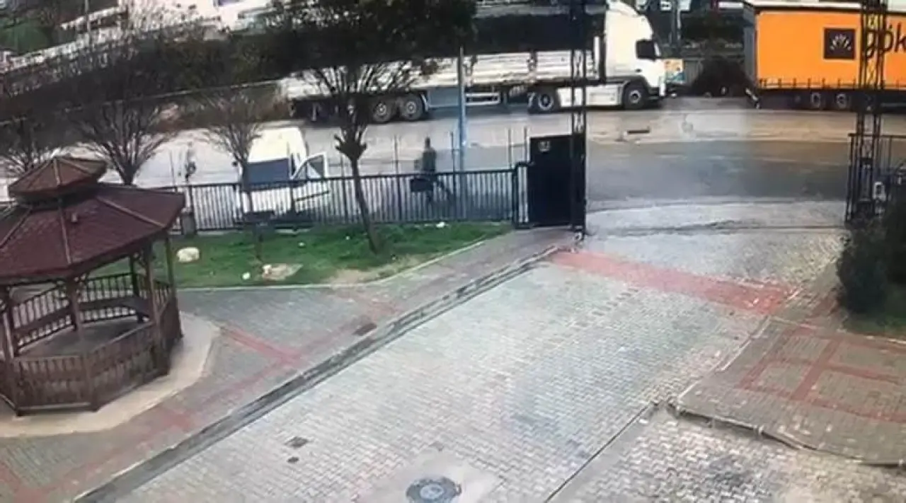 Sokak ortasında silahlı saldırı anı kamerada: 1 ölü, 1 yaralı