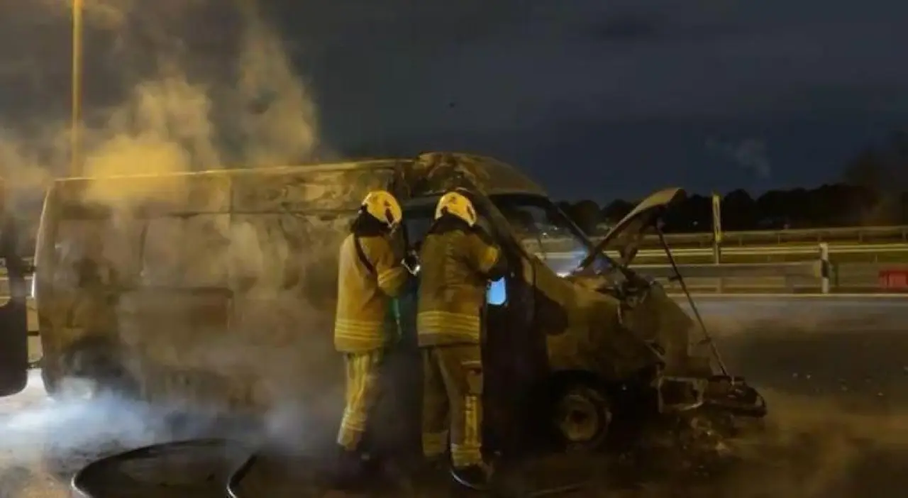 Esenyurt TEM Otoyolunda minibüs alev alev yandı