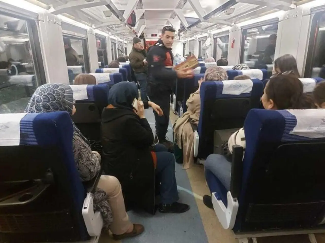Balıkesir’de toprak kaydı, yolcu treni raydan çıktı: 1 yaralı