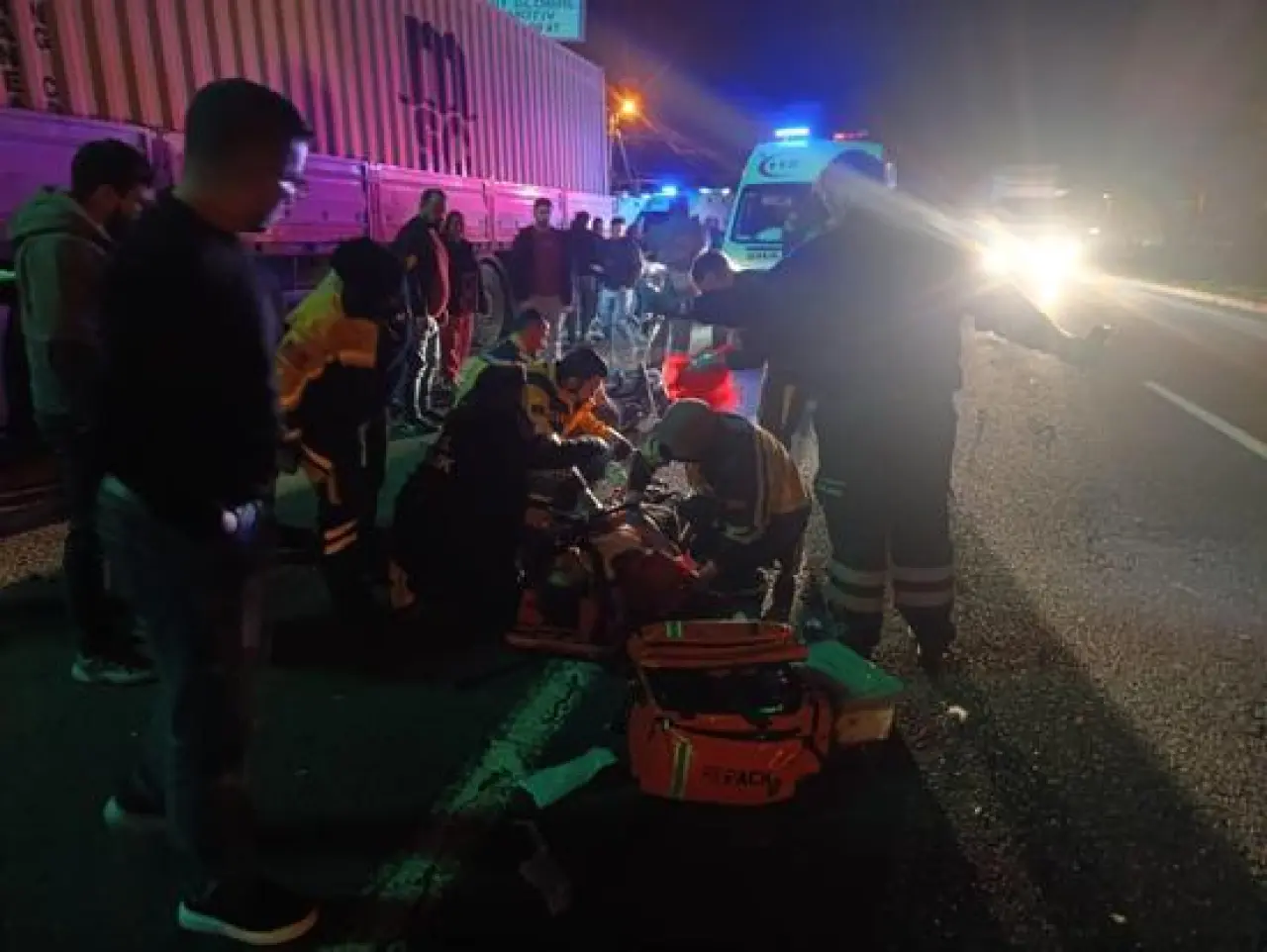 Manisada otomobil, yayaya ve TIR’a çarptı; 1’i ağır 3 yaralı