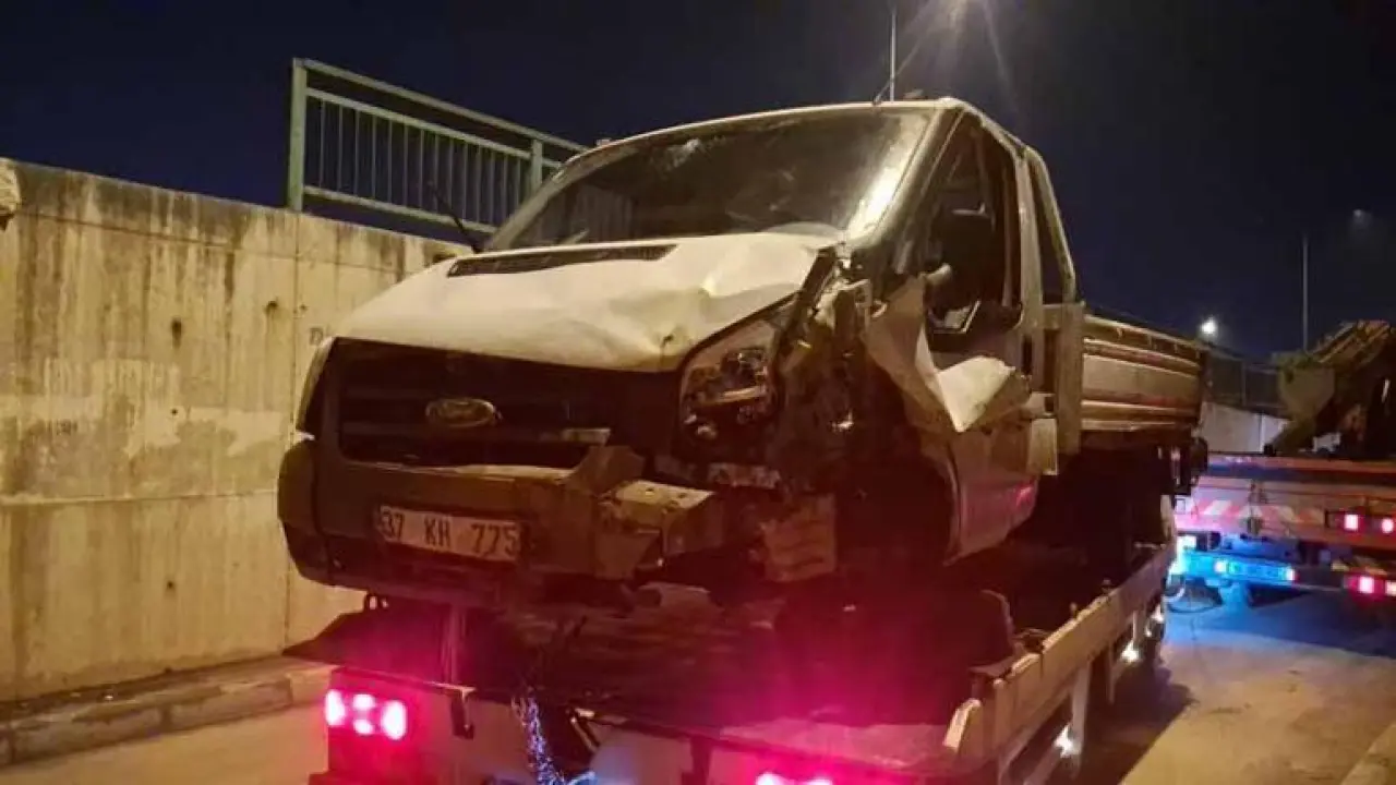 Kamyonet çalılık alana uçtu; çarptığı bariyerler 2 otomobilin üzerine düştü