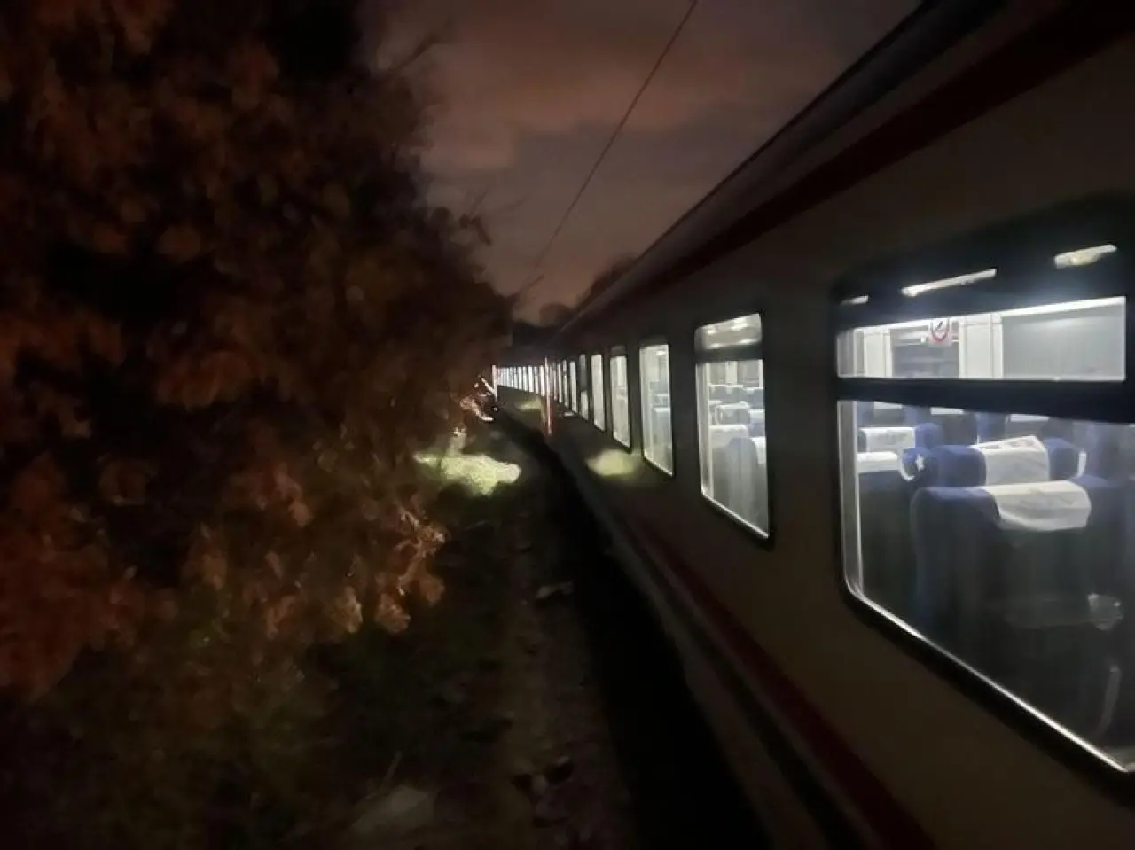 Balıkesir’de toprak kaydı, yolcu treni raydan çıktı: 1 yaralı