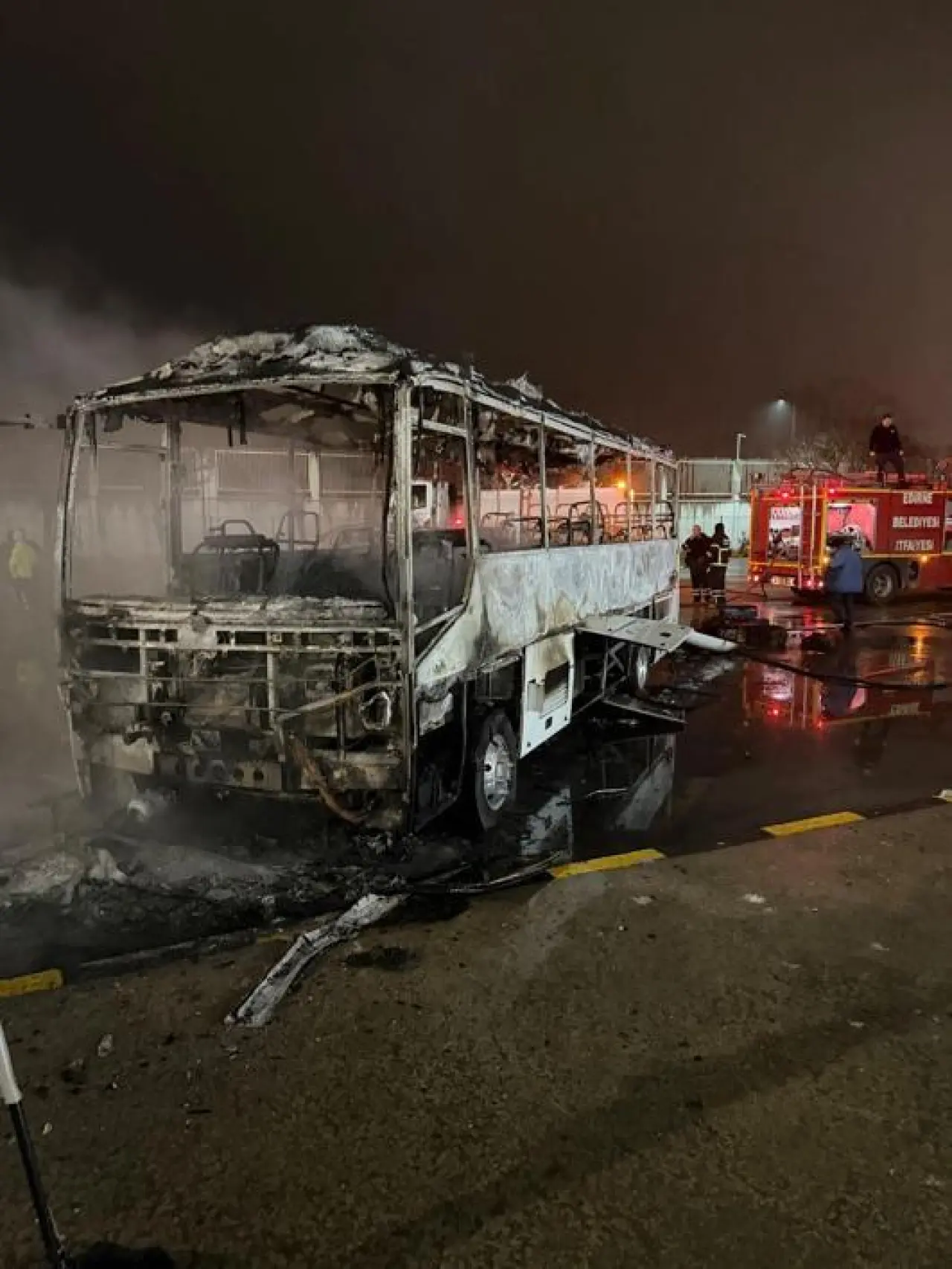Kapıkulede yolcu otobüsü alev alev yandı