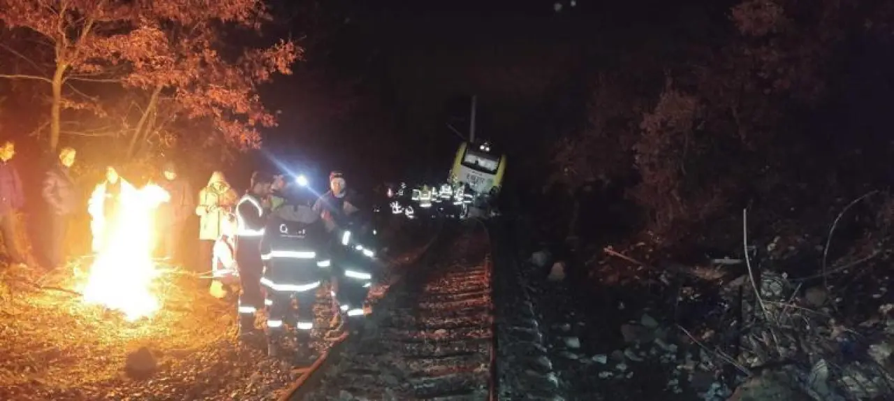 Balıkesir’de toprak kaydı, yolcu treni raydan çıktı: 1 yaralı
