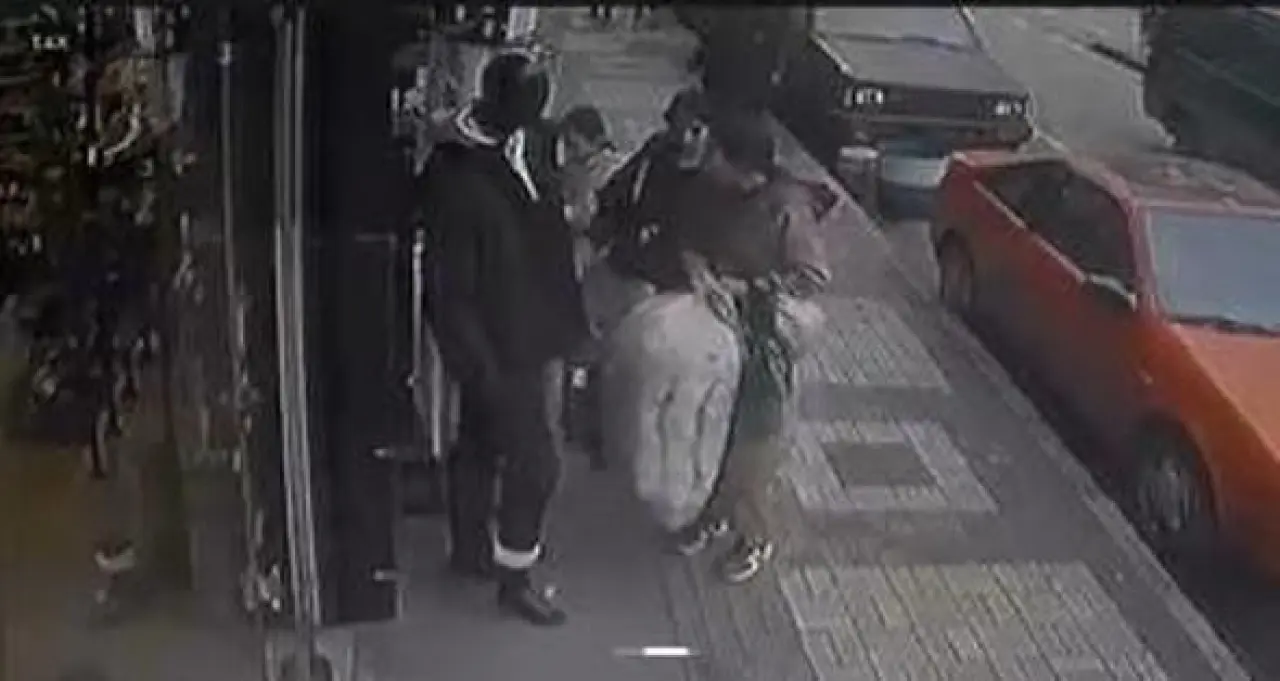 Mağaza önündeki kıyafetleri çaldılar; o anlar kamerada