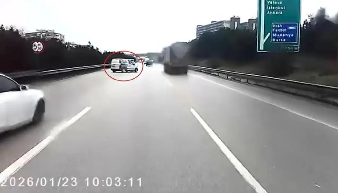 Kontrolünü kaybettiği aracıyla TIR’a çarpmaktan son anda kurtuldu