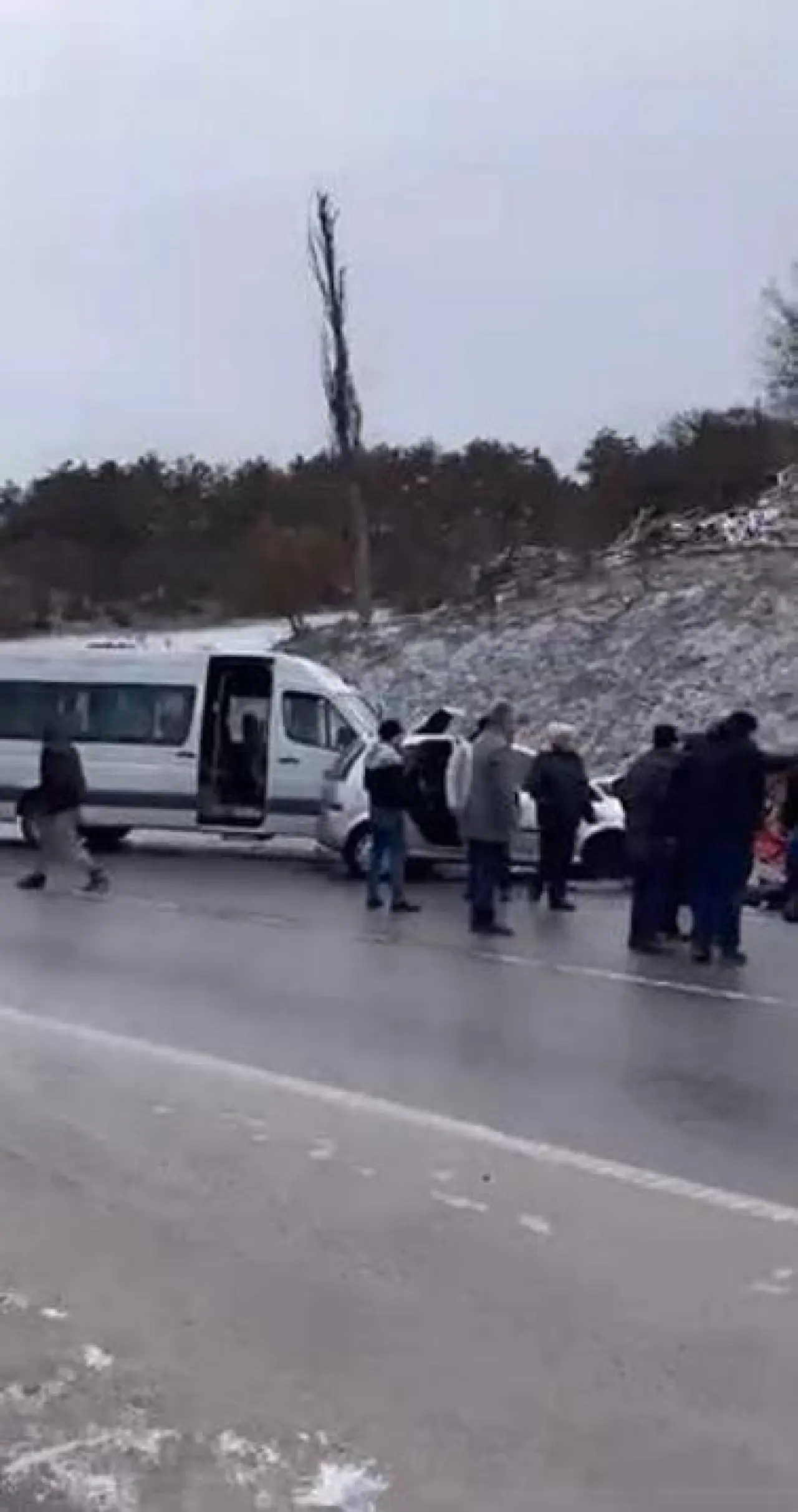 Otomobil ile minibüs çarpıştı; 1 ölü, 9 yaralı