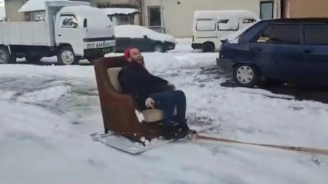 Otomobile bağladığı koltukla kayak yaptı