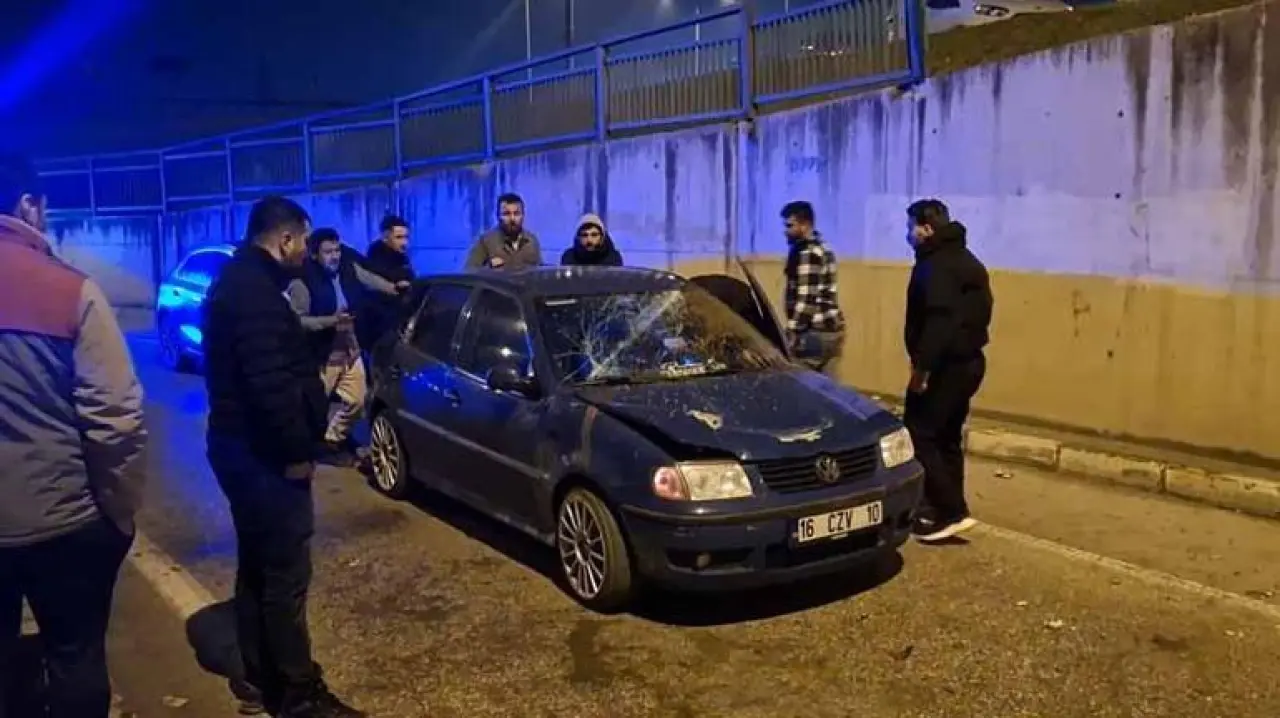 Kamyonet çalılık alana uçtu; çarptığı bariyerler 2 otomobilin üzerine düştü