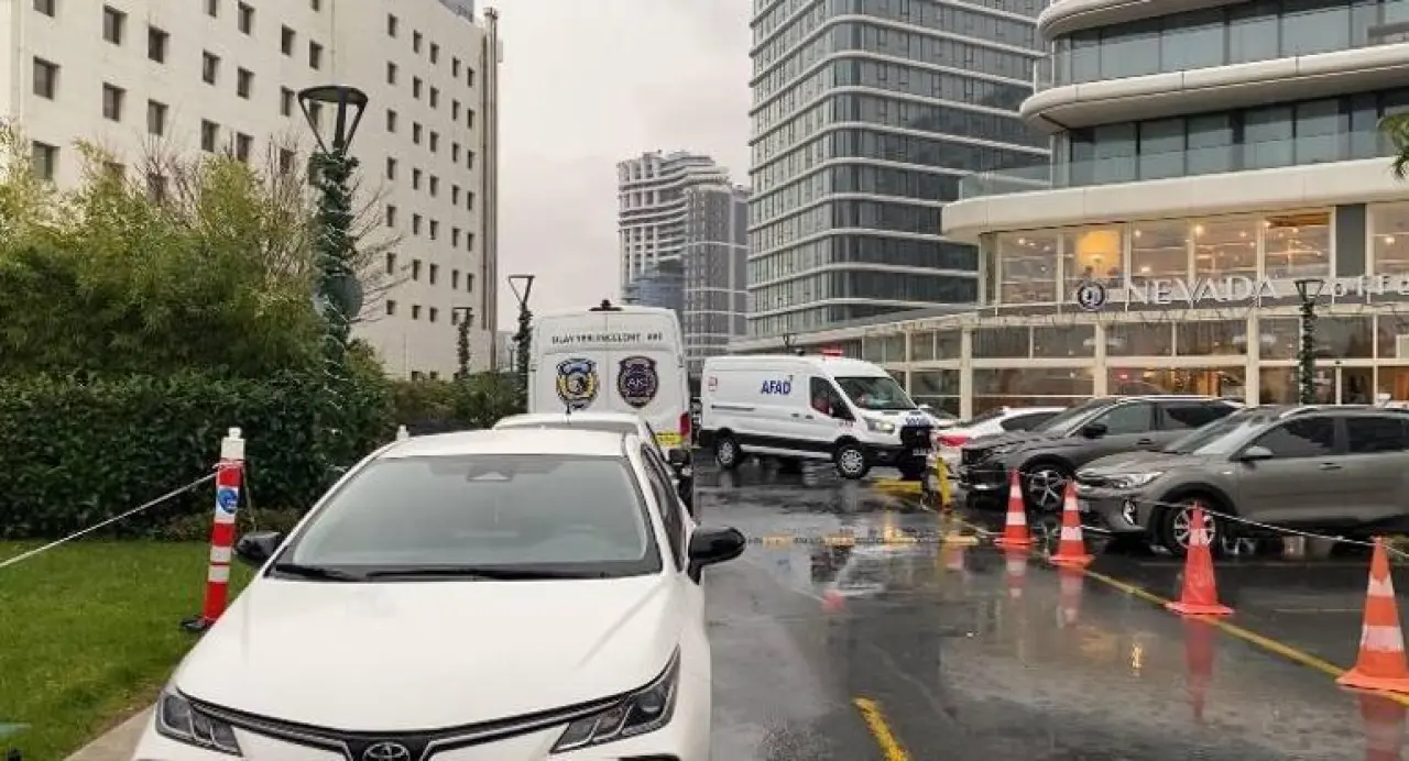 Zeytinburnu’nda siteye bırakılan kargo paketi patladı: 2 yaralı