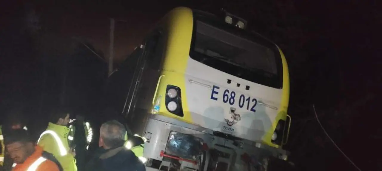 Balıkesir’de toprak kaydı, yolcu treni raydan çıktı: 1 yaralı